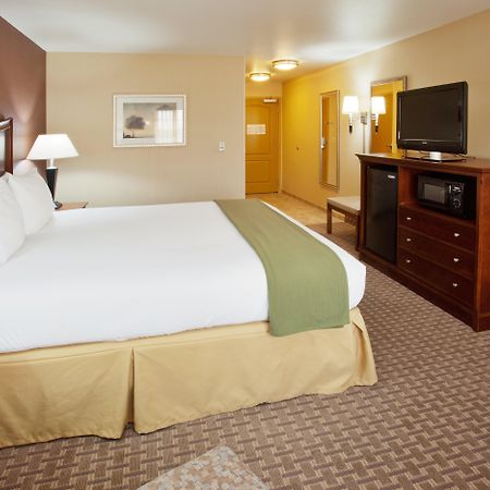 Holiday Inn Express Hotel & Suites Willows By Ihg Стая снимка